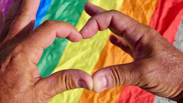 バイセクシャル 同性愛者はLgbtの旗の背景に心を持ち ゲイのパレード バイセクシャリティの日 または国民が誇りを持って月に出てくる日を祝う — ストック写真