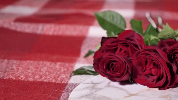 ロマンチックで居心地の良いバレンタインデーは 赤い花のバラ キャンドル コーヒーとベッドで家にいます 特別な日に愛する人への驚き — ストック動画