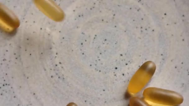 Spinning Sok Kis Sárga Vitamin Omega Tablettát Közel Gyógyszer Statikus — Stock videók