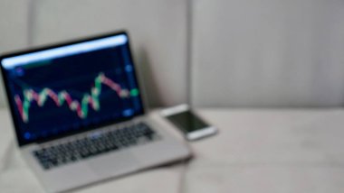 Bulanık arkaplan. Piyasa çöktüğünde Binance kripto değiş tokuşunda bitcoin almak için bilgisayar ve telefon. Takas, nokta, kazık. Çalışma Alanı Serbest Düz Yatay