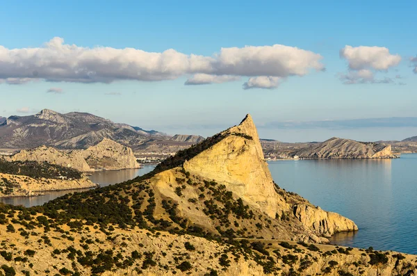 Rocher au bord de la mer — Photo