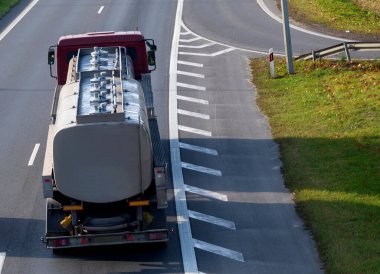 Karayolunda süt taşıyan kamyonun üst görüntüsü.