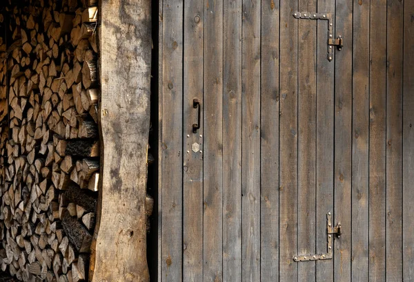 Drzwi Drewniane Deski Pobliżu Drewna Opał — Zdjęcie stockowe
