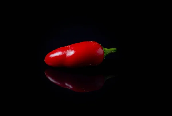 Close Van Rode Hete Chili Peper Zwarte Achtergrond Met Reflectie — Stockfoto