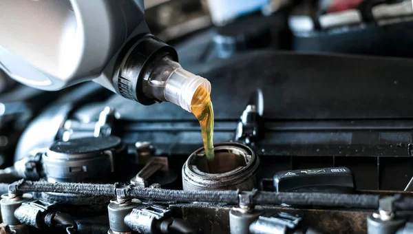 Dizel motora sentetik motor yağı dökülüyor.