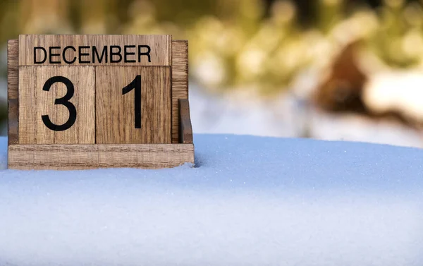 Calendario Madera Del Diciembre Fecha Pie Nieve Aire Libre Naturaleza — Foto de Stock