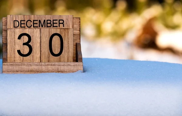 Dřevěný Kalendář Prosince Datum Stojící Sněhu Venku Přírodě — Stock fotografie