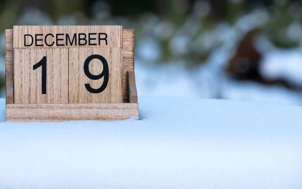 Dřevěný Kalendář Prosince Datum Stojící Sněhu Venku Přírodě — Stock fotografie