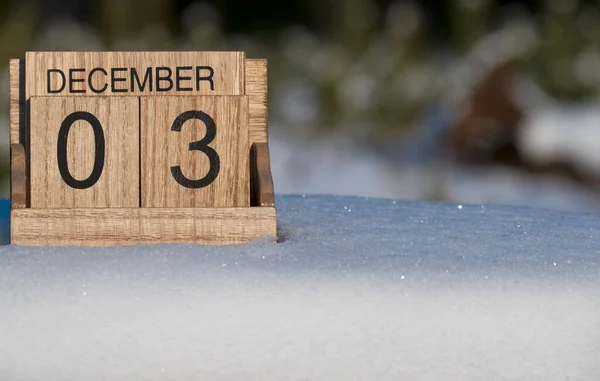 Деревянный Календарь Декабря Даты Стоя Снегу Открытом Воздухе Природе — стоковое фото