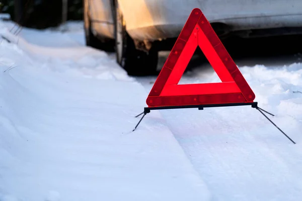 Señal Advertencia Triángulo Rojo Coche Atrapado Nieve Invierno Fotos de stock