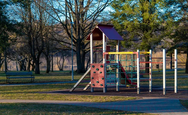 Красочная Детская Площадка Общественном Парке Реки — стоковое фото