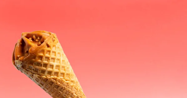 粉红背景焦糖冰淇淋的特写 — 图库照片
