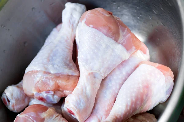 Menutup Mentah Mentah Ayam Goreng Paha — Stok Foto