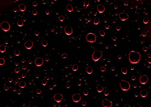 Krople Wody Szkle Przezroczyste Kolorze Czerwonym — Zdjęcie stockowe