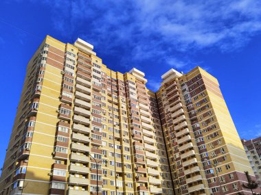 Bulutların arkasındaki gökdelen. Alt görünüm.