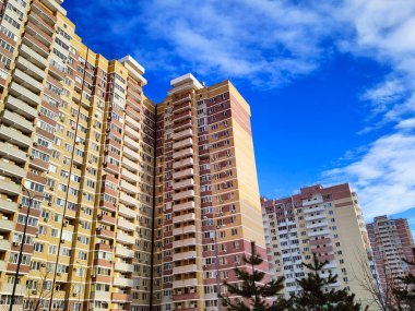 Bulutların arkasındaki gökdelen. Alt görünüm.