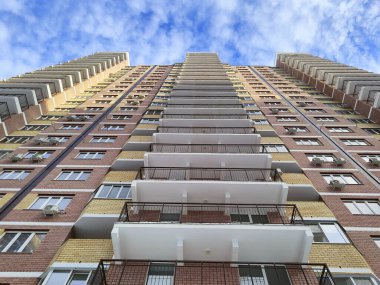 Bulutların arkasındaki gökdelen. Alt görünüm.