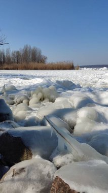 Buz blokları, buzlu kayalar. Kışın nehir kıyısında.