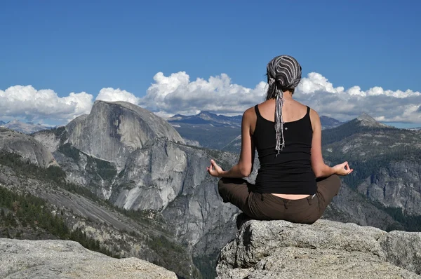 Meditating on a rock in Yosemite — Stock Photo, Image