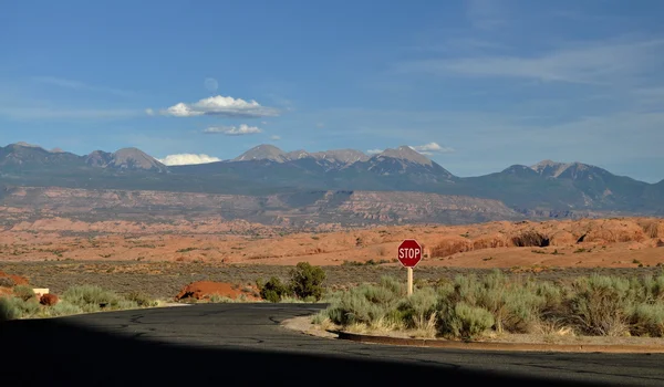 Stop panneau devant les montagnes — Photo