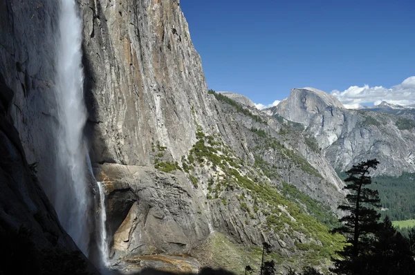 Cachoeira e meia cúpula de Yosemite — Fotografia de Stock