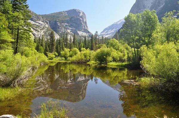 Heijastus peilissä järven Yosemite — kuvapankkivalokuva