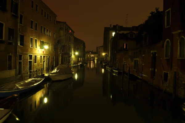 Venezianischer Kanal bei Nacht — Stockfoto