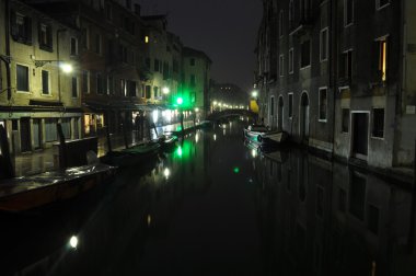 Geceleri Venedik kanalına