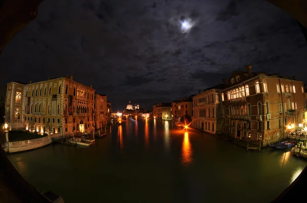 Canal veneciano por la noche — Foto de Stock