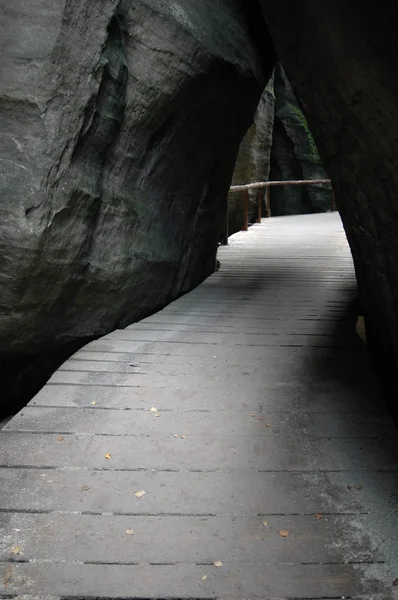 Weg zwischen den Felsen — Stockfoto