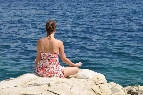 Meditating on a seacoast — Stock Photo, Image