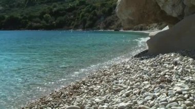 küçük dalgalar ile plaj