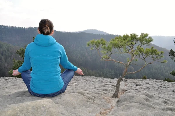 Girl meditating on a rock — Stock Photo, Image