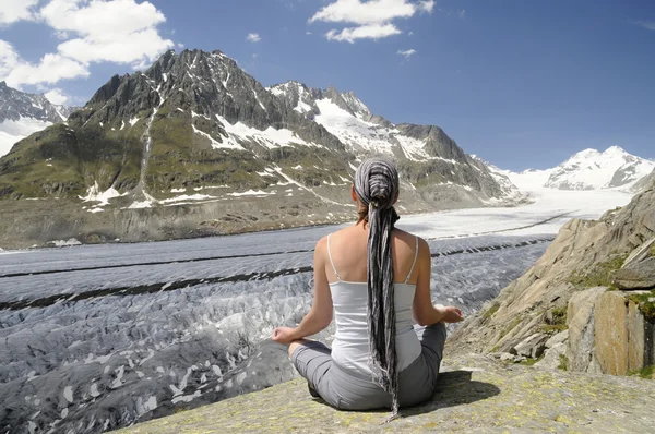 Meditando sobre uma rocha — Fotografia de Stock