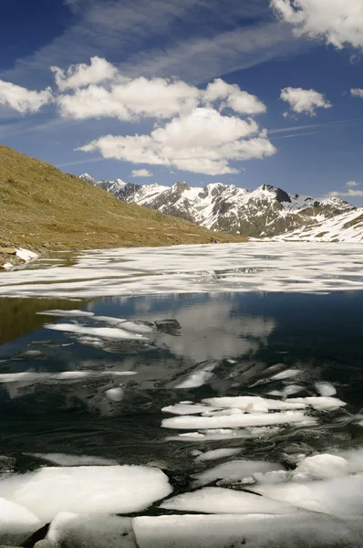 Lago de montaña con témpanos en las montañas —  Fotos de Stock