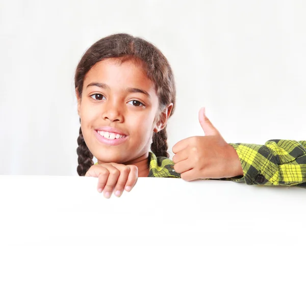 büyük poster tutan kız