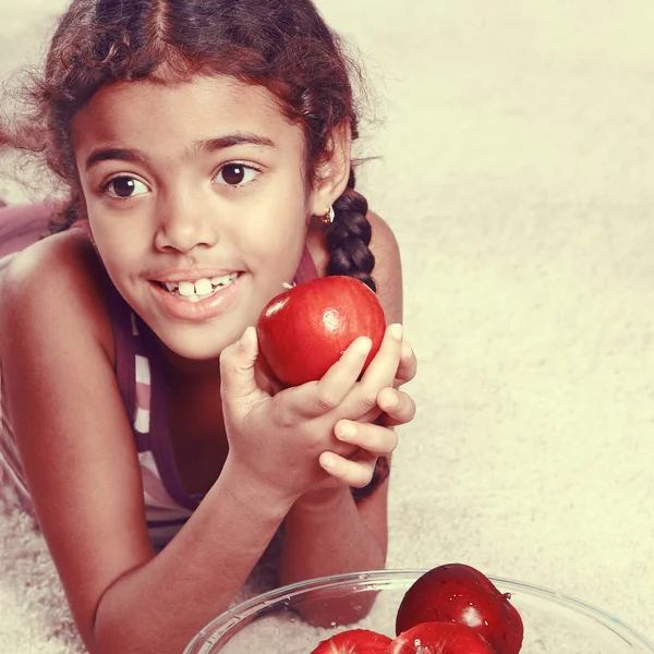 Kırmızı elma ile Vintage kız