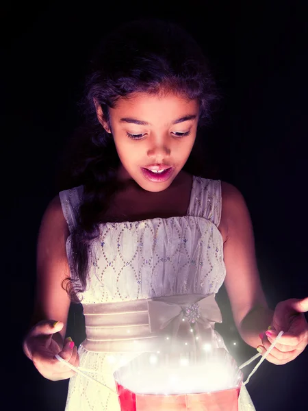 sevimli kız mevcut çantayı açıp