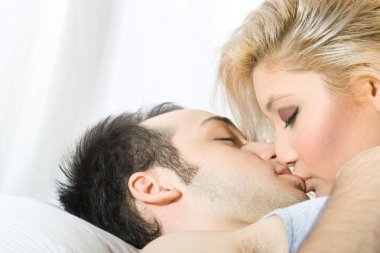 genç güzel bir çift yatakta