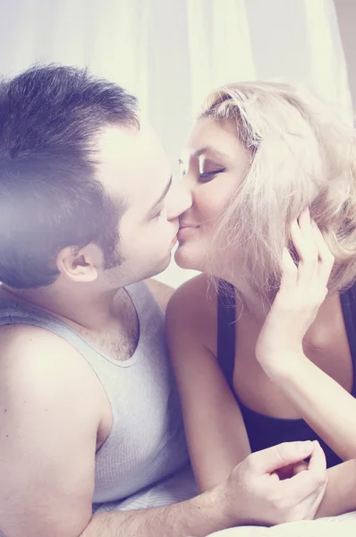 Młoda para piękny pocałunek — Zdjęcie stockowe