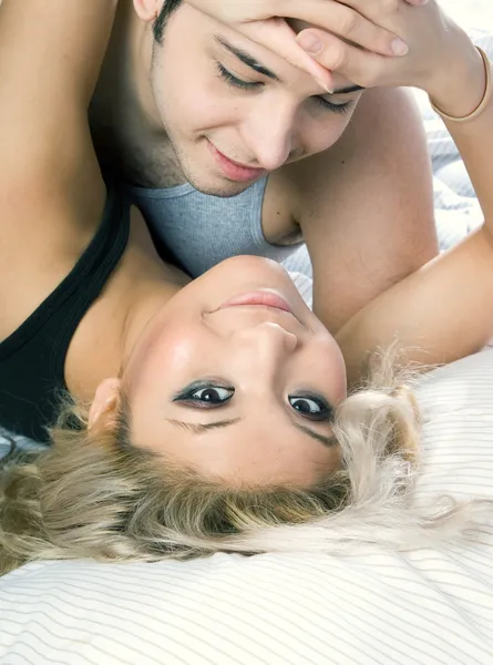 yatakta güzel Çift