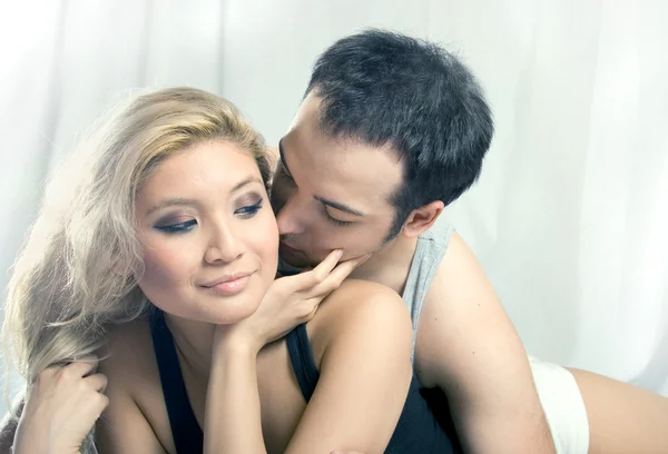 genç güzel bir çift yatakta