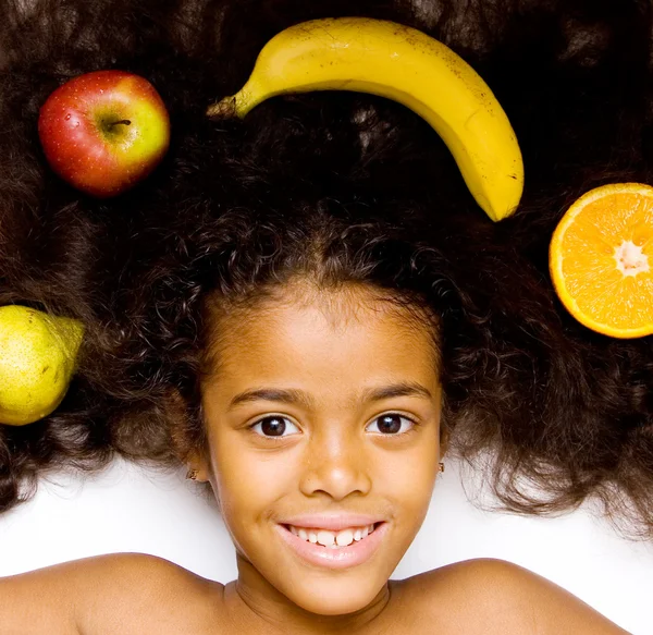 Menina de raça mista bonita com frutas — Fotografia de Stock