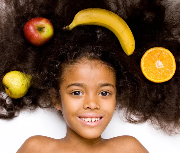 Menina de raça mista bonita com frutas — Fotografia de Stock