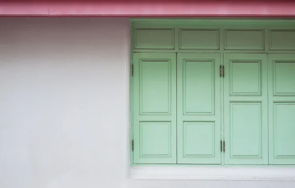Зеленые деревянные окна — стоковое фото