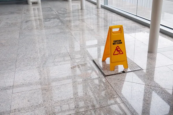 Sinal chão molhado no piso do lobby — Fotografia de Stock