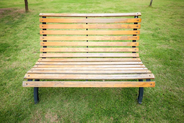 Пустой деревянный стул в парке — стоковое фото