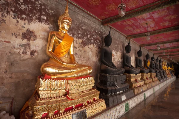 Zlatý buddha v koridoru, chrám wat suthat, Thajsko — Stock fotografie