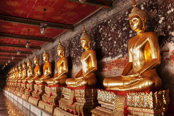 Buda de oro en el pasillo, templo de Wat Suthat, Tailandia — Foto de Stock