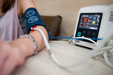 bir hastanede kadın tansiyon ölçme